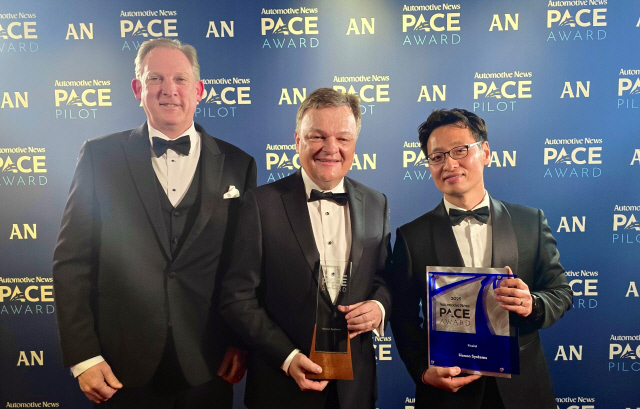 브라이언 트루도(왼쪽부터) 한온시스템 북미사업 총괄 부사장, 울리 스투헤츠 CTO, 박지용 리드 엔지니어가 15일(현지시간) 미국 디트로이트에서 열린 '2025 PACE 어워드' 시상식에서 세 번째 수상의 영예를 안고 기념촬영을 하고 있다. 한온시스템 제공